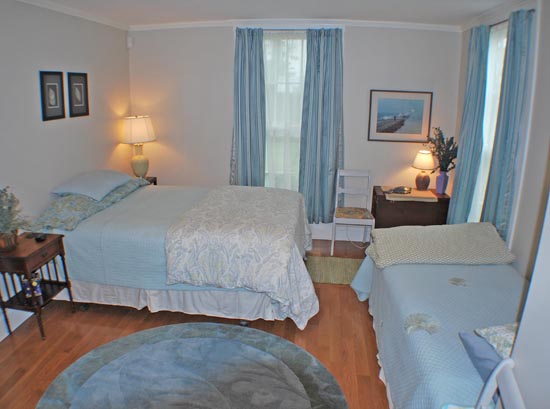 http://onthewaterinmaine.com/custimages/watersidereat11.jpg